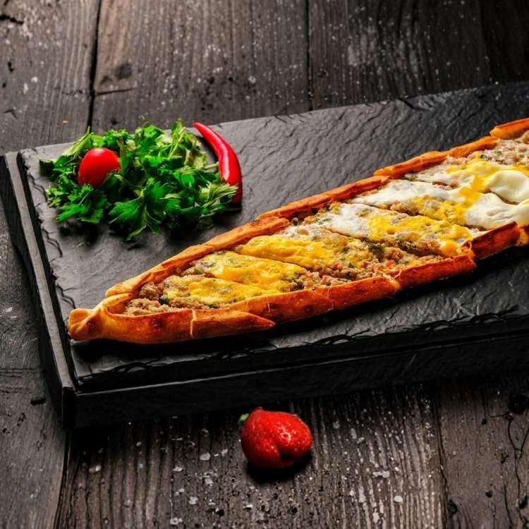 Kıymalı Kaşarlı Yumurtalı Pide